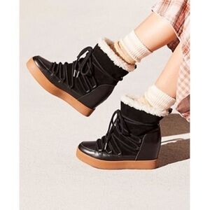 Shoe the Bear Size 8 Wedge Boots. NWOT